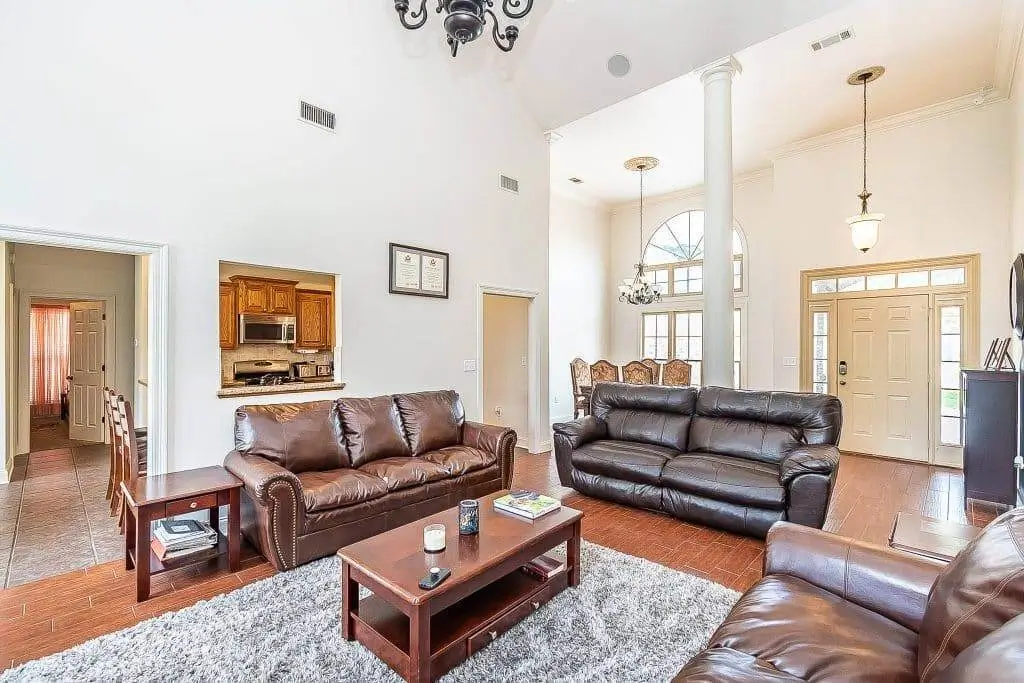Baton Rouge High-Ceiling Living Room & Vaulted Walls